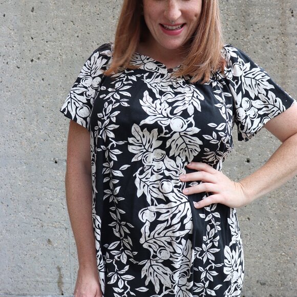 vintage black floral Hawaiian muumuu - Picture 6 of 12